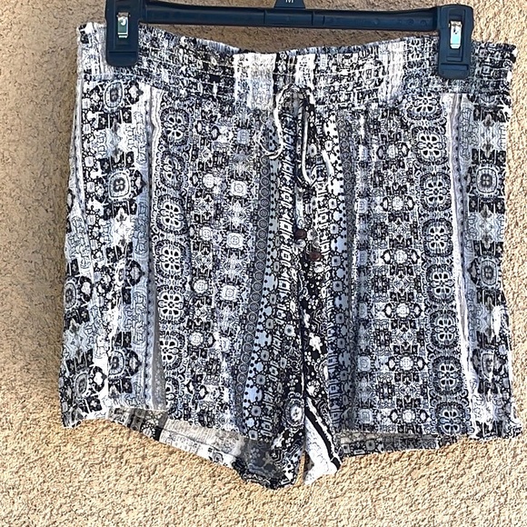Apt 9 Printed Shorts - Picture 2 of 4
